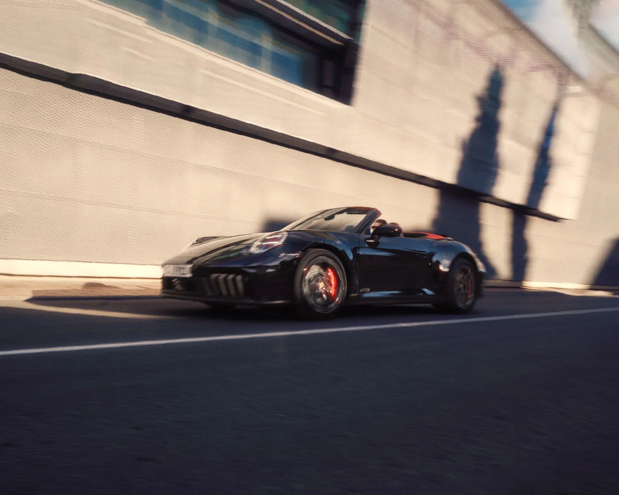 Porsche em estrada com visual premium